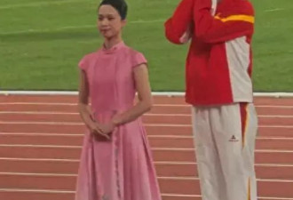 吴艳妮摘银领奖台上爆哭 朱婷的话她还是不懂