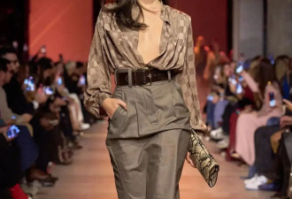  “仙牌”风格大变！蟒纹风衣、王子裤走入现实 