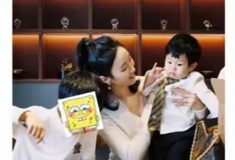 杨颖带小海绵和前婆婆聚餐，穿针织开衫烫大波浪很妩媚