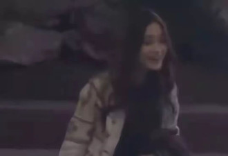 杨颖带小海绵和前婆婆聚餐，穿针织开衫烫大波浪很妩媚