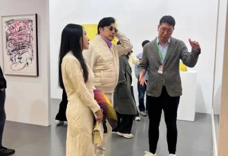 王岳伦和美女看展被偶遇 女方身材高挑风格和李湘相似