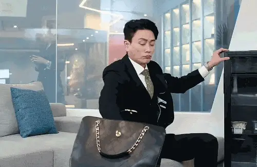 《新闻女王2》佘诗曼穿Ralph Lauren走路带风！“以包鉴人”暴露职场潜规则