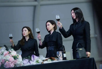 《新闻女王2》佘诗曼穿Ralph Lauren走路带风！“以包鉴人”暴露职场潜规则