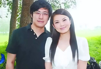 王岳伦带女伴看画展！穿情侣色系服装