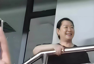 赵本山妻子现身足球赛，60岁面容紧致无皱
