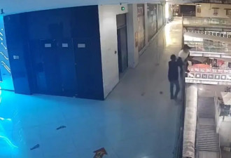 女子一分钟内两次跳楼被救？救人者和女子疑认识