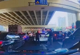 上海街头有车冲撞警车拒捕逃窜，警方通报：是盗车嫌犯