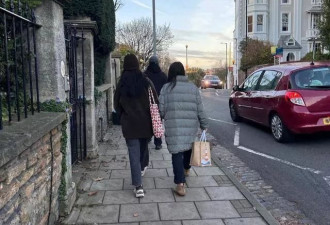 沙溢胡可英国被偶遇，两儿子在这里上学