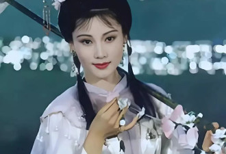 何赛飞年轻时的照片曝光，媚眼含笑三分春