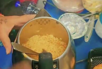 大妈火车上煮泡面影片疯传 引发安全整治行动