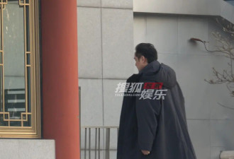 明道现身罗晋父亲葬礼 穿一身黑衣神色肃穆