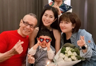 Selina带儿子给妹妹庆生 对镜比心脸颊圆润笑容很甜