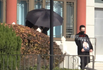 罗晋父亲追悼会举行 唐嫣一身黑衣神情肃穆罗晋手捧遗像