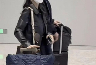 赵雅芝三代同堂现身机场，45岁次子携女儿罕露脸，与继父相处融洽