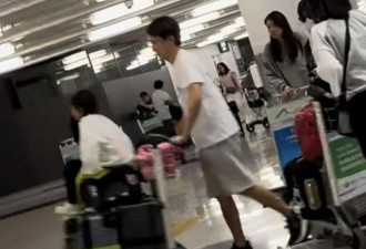 赵雅芝三代同堂现身机场，45岁次子携女儿罕露脸，与继父相处融洽