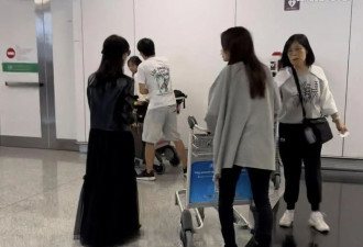 赵雅芝三代同堂现身机场，45岁次子携女儿罕露脸，与继父相处融洽
