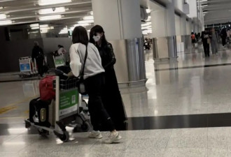赵雅芝三代同堂现身机场，45岁次子携女儿罕露脸，与继父相处融洽