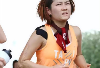 44岁任家萱晒全家福,脸肿腰粗胖到150斤,又被疑怀二胎