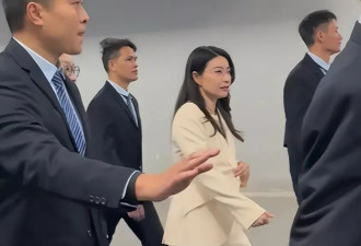 缺席小叔子婚礼后的郭晶晶,现身广州车展,穿一身白色西装很干练