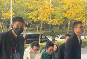向太夫妇杭州看房，打扮珠光宝气像暴发户