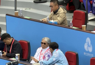 79岁霍震霆在珠海看网球赛，与观众握手表现亲民，被搀扶上下楼梯