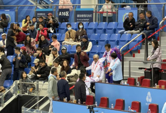 79岁霍震霆在珠海看网球赛，与观众握手表现亲民，被搀扶上下楼梯