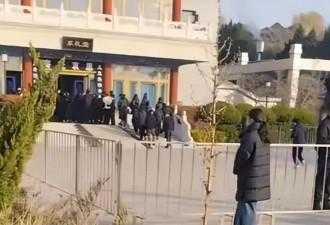 唐嫣送公公出殡细节曝光：双眼疑哭得通红，手扶着罗晋