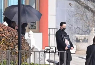 唐嫣送公公出殡细节曝光：双眼疑哭得通红，手扶着罗晋