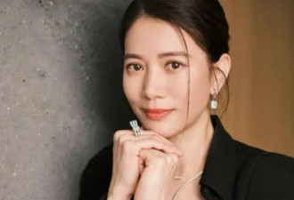 香港知名影后突然白发尽显，发际线崩了一块
