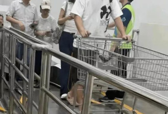 雷佳音和老婆到山姆购物，40岁翟煦飞身材苗条