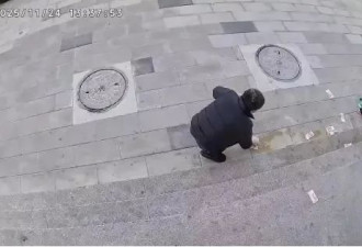 男子5万元现金被风吹散，路人帮忙全部找回
