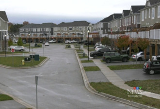 入住两年，门前还是一堆土！安省湖滨大型住宅区业主抗议