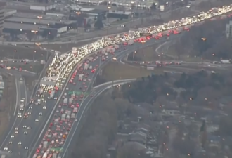 Hwy401连续两起车祸，造成公路双向堵塞！也算看到灯展了！