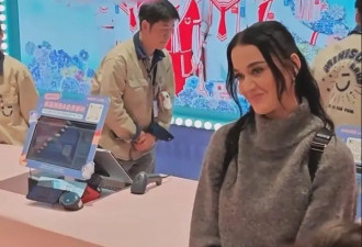 “水果姐”现身上海南京东路一杂货店 引歌迷合唱