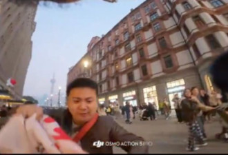 白纸运动三周年 男子上海外滩举旗瞬间被夺