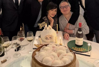 刘嘉玲提前庆60岁生日，梁朝伟状态回春，宛如小伙