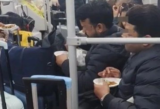 满车咖喱味 网友拍下多名外籍人士上海地铁吃馅饼