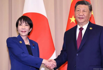 北京给韩国喂甜点，对日本挥皮鞭