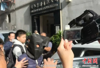 现场：香港火灾嫌疑人戴头套被捕 .....