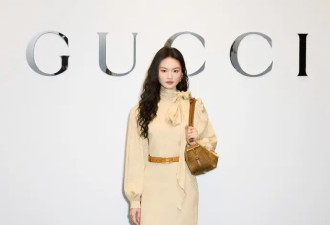 王楚然一席蓝色复古裙惊艳成都，欧阳娜娜一身LV看展愈加熟女风！