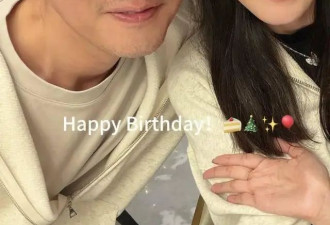 任重和老婆拉手晒幸福，孙骁骁素颜很显嫩，2岁女儿在用粉色餐椅