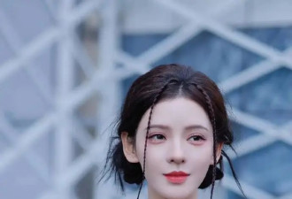 张予曦穿粉色抹胸衣裙超美！曼妙身材纤细小蛮腰性感撩人