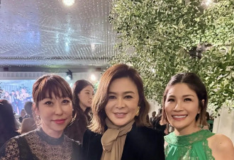 刘嘉玲关之琳出席婚礼，打扮美艳大方气质不相上下，罕同场没交流