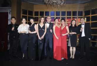 刘嘉玲关之琳出席婚礼，打扮美艳大方气质不相上下，罕同场没交流