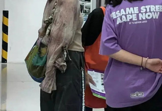 郭碧婷老到认不出,眼窝凹陷一脸倦容佝偻着背