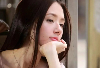 郭碧婷老到认不出,眼窝凹陷一脸倦容佝偻着背