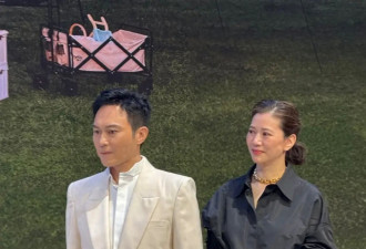 袁咏仪张智霖澳门酒店偶遇，夫妻冻龄54岁像30，女方戴金表好大气