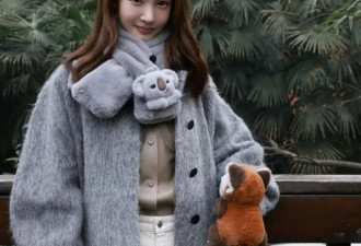 35岁金晨增肥后更惊艳，穿灰色大衣坐公交像少女