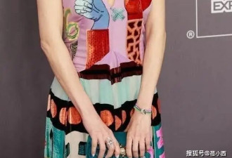 63岁关之琳新剪了短发年轻30岁，穿深V领连衣裙，美得像换了个人
