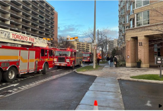 Thorncliffe Park公寓火灾持续近48小时，夹层中火苗阴燃扑灭困难